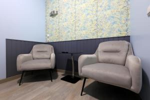 里斯本菲盖拉广场公寓的画室里配有两把椅子和一张桌子