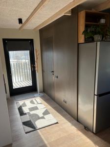 斯伽尔达Bear House的厨房配有冰箱和带地毯的门