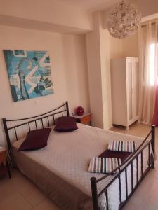 卡兰兹拉Wonderful Villa with great view in Posidi-Kalandra的一间卧室配有一张大床和两个枕头
