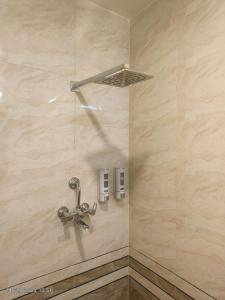 加德满都Chef House Resort的浴室设有水龙头淋浴。