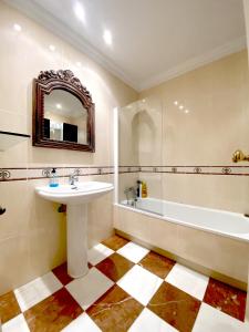 PiedrahitaDuplex Playa Berria的浴室配有盥洗盆和浴缸。