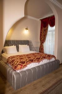 伊斯坦布尔BeyPort Hotel Taksim的一间卧室,卧室内配有一张大床
