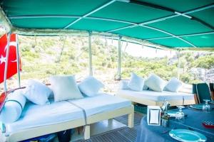 戈西克Derin Tekne的一艘带两张床和绿色屋顶的船