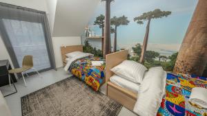 波兹南Soul Poznan的一间卧室设有床铺和种有棕榈树的窗户。