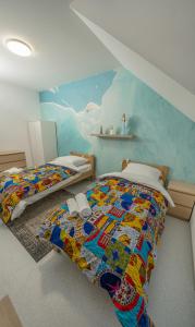 波兹南Soul Poznan的一间卧室设有两张床,墙上挂着一幅画