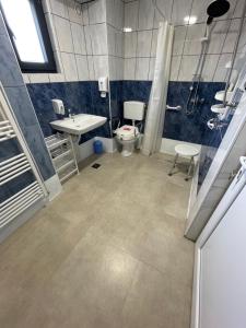 库伦瓦库夫Domaćinstvo Una-Ostrovica的浴室配有卫生间、盥洗盆和淋浴。
