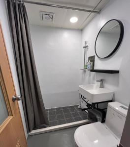 台东富裕商旅 RICH-hotel的一间带水槽和镜子的浴室