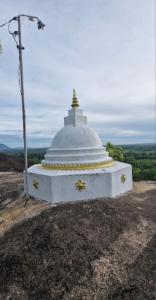安帕赖Charitha Rest的山顶上的白色小庙宇