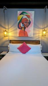 卡塔赫纳马洛卡精品酒店的一间卧室配有一张壁画床