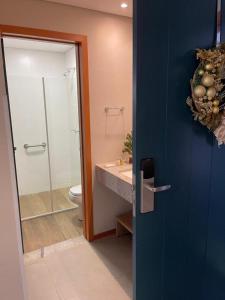 皮雷诺波利斯Quinta Santa Bárbara ECORESORT的一间带卫生间和玻璃淋浴间的浴室