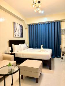 马尼拉G Square Residences的酒店客房设有两张床,床上有天鹅