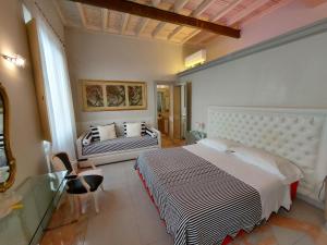 罗马Residenza Al Corso Suites的一间卧室配有一张大床和一张沙发