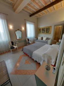 罗马Residenza Al Corso Suites的一间大卧室,配有一张床和一张沙发