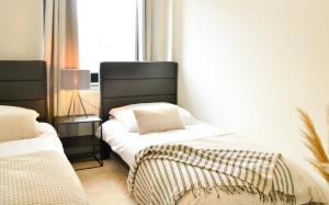 MILPAU Bottrop 2 - Modernes und zentrales Premium-Apartment für 4 Personen mit Queensize-Bett und Einzelbetten - Netflix, Nespresso und Smart-TV客房内的一张或多张床位