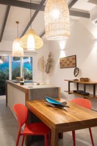 别霍港Villas Mar y Coral的厨房配有木桌和红色椅子