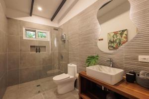 别霍港Villas Mar y Coral的浴室配有卫生间、盥洗盆和淋浴。