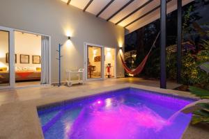别霍港Villas Mar y Coral的房屋内带吊床的游泳池