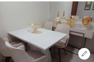 巴西利亚ESPAÇO ACONCHEGANTE NO SUDOESTE的白色的餐桌、椅子和白色的桌子