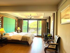 曼谷Quinstel Hostel的一间带大床的卧室和一个阳台