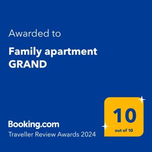 滨海帕尔姆Family apartment GRAND的被授予家庭公寓的黄色标志