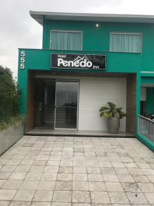 佩尼多Hotel Penedo Inn的前面有盆栽植物的建筑