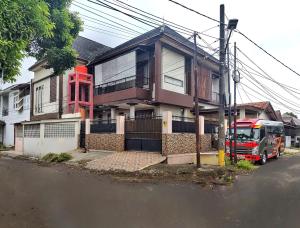 当格浪TAMA Guesthouse 15 People for Family or Group的停在房子前面的消防车