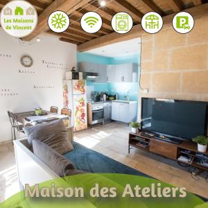 阿尔勒Ateliers, Terrasse - Parking - Clim的一间带大电视和厨房的客厅