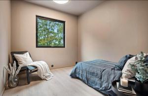 特隆赫姆New modern apartment - Trondheim的一间卧室设有一张床和一个窗口