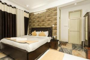麦罗肯机Mirage Grand的一间卧室设有一张大床和木墙