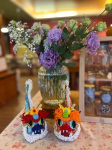 冬山乡鹿野星踪民宿的花瓶里满是鲜花和一双面具