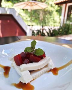 伊皮亚巴斯La Remonta Residence的一块带草莓甜品的白盘