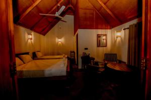代尼耶耶The Rainforest Hideaway的一间卧室配有一张床和吊扇