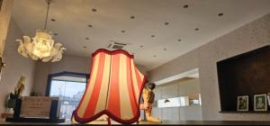 热那亚Hotel La Superba的风筝在房间柜台顶上