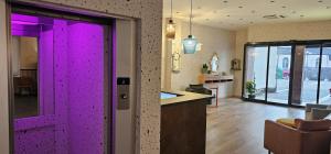 热那亚Hotel La Superba的带厨房的客房内的紫色门