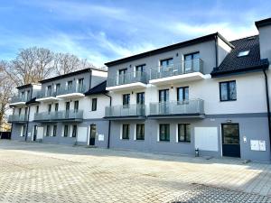 捷克利帕Apartmány PREMIUM se soukromým parkováním的一座白色的大建筑,有很多窗户