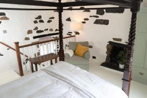 阿尔弗斯顿Bluebell cottage的一间卧室配有一张床和一个壁炉