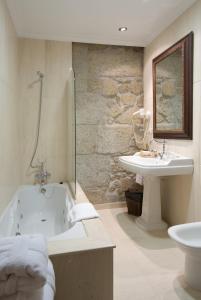 维拉加尔西亚·德·阿劳萨里亚尔帕索酒店的带浴缸和盥洗盆的浴室