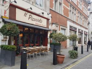 伦敦美人鱼套房酒店的城市街道上一家带桌椅的餐厅