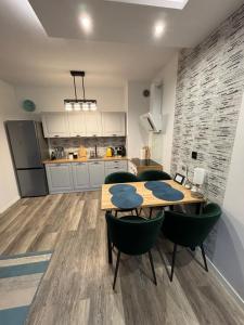 奥斯特罗达Apartament Kamila Ostróda的厨房以及带桌椅的用餐室。