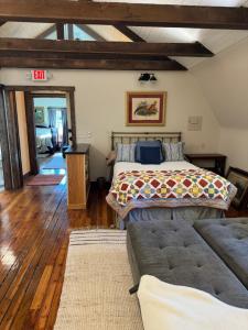 ScottdaleSouth Broadway Manor B&B - Near Fallingwater, Ohiopyle State Park, Hiking & Biking trails GAP的一间卧室配有一张床和一张沙发