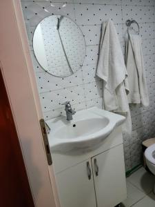 戈里察Villa Elear的白色的浴室设有水槽和镜子