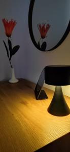 贾科沃Apartman HD的一张带花瓶和镜子的桌子