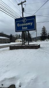 AlfredEconomy Inn的雪中经济旅馆标志