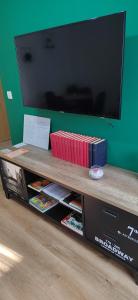 贾科沃Apartman HD的一张桌子、书籍和平面电视