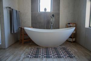 帕雷斯137 Vaal De Grace Golf Estate的带窗户的浴室内的白色浴缸