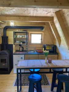 采蒂涅Nice cabin的厨房配有桌子、椅子和炉灶。