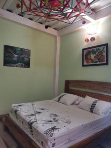 莫科阿POSADA KAUAI的卧室配有带白色棉被的床