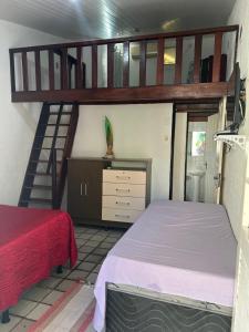 马拉戈日Village Gales Prive Maragogi的一间卧室设有双层床和楼梯。