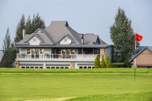 帕雷斯137 Vaal De Grace Golf Estate的一座绿色高尔夫球场上的别墅
