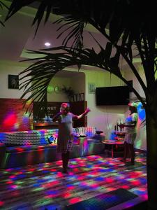 古雷德胡Konut by Thakuru的两个女孩在灯光的房间跳舞